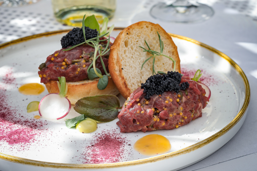 Steak tartare / French mustard / caviar / brioche 